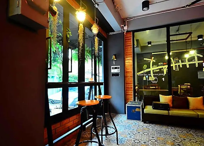 The Neighbor Hoot & Cafe 2*