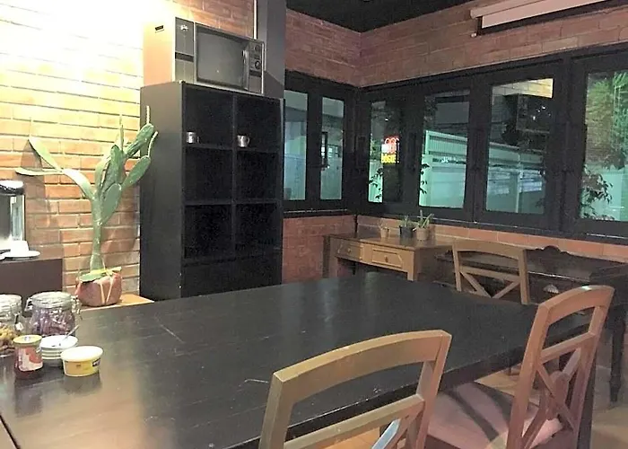 The Neighbor Hoot & Cafe 2* バンコク都